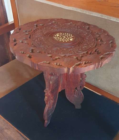 VINTAGE HAND CARVED ANGLO-INDIAN CIRCULAR SIDE TABLE WITH IVORY INLAY. ( C )