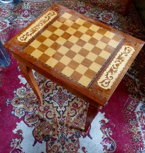 VINTAGE  ITALIAN MARQUETRY CHESS TABLE WITH VELVET CHESS PIECE INNER.