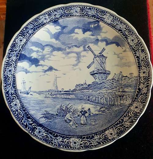 VINTAGE MASSIVE BOCH DELFT WALL HANGING PLATE. 40CM DIAMETER. 5 CM DEEP.