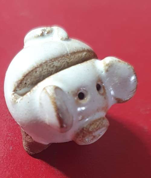 12 X VINTAGE HAND MADE / PAINTED PORCELAIN PIG CHOPSTICK HOLDERS IN THE BOX !
