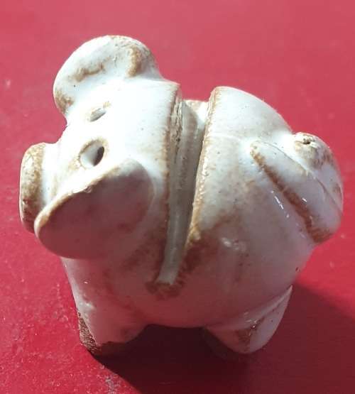 12 X VINTAGE HAND MADE / PAINTED PORCELAIN PIG CHOPSTICK HOLDERS IN THE BOX !