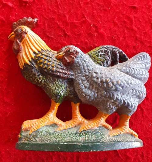 HUGE HEAVY CAST IRON VINTAGE CHICKEN MOTIVE DOOR STOP. 19CM HIGH X 20CM LONG. STUNNING DETAIL.