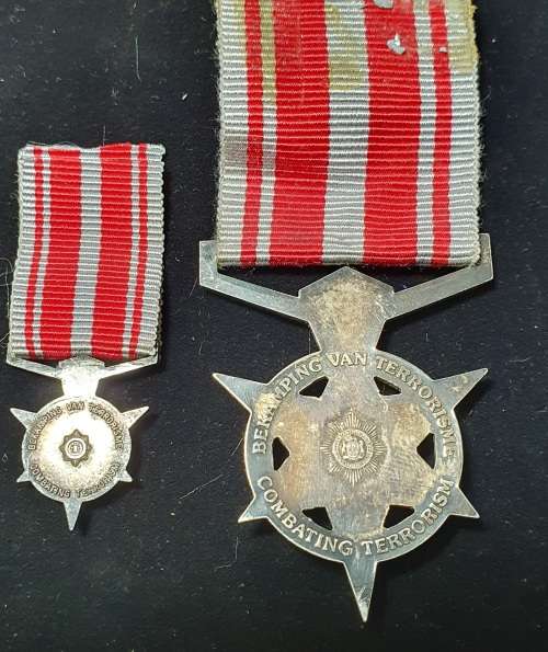 KOEVOET BEKAMPING VAN TERRORISME FULL SIZE MEDAL PLUS MINATURE MEDAL. NOT NAMED OR NUMBERED