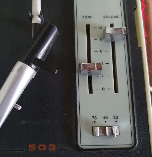 VINTAGE 1970s PHILIPS 503 VINYL RECORD PLAYER. ELEC OR BAT OPERATED. EXCELLENT WORKING CONDITION!!