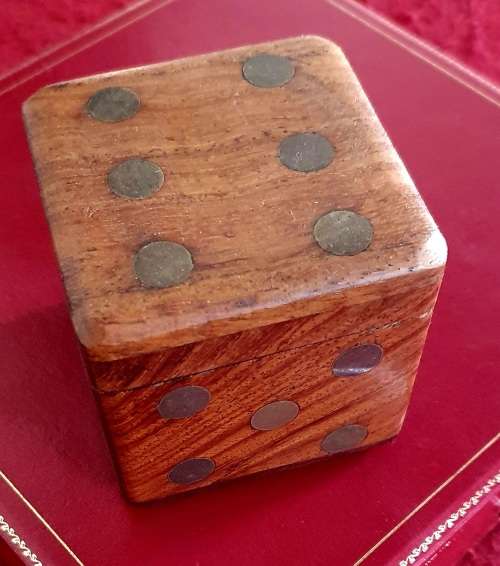 ANTIQUE BIG WOOD AND BRASS DICE BOX HOLDER WITH 3 WOOD AND BRASS DICES.