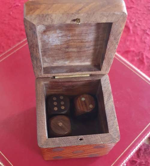ANTIQUE BIG WOOD AND BRASS DICE BOX HOLDER WITH 3 WOOD AND BRASS DICES.