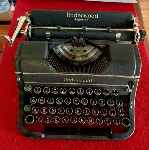 ANTIQUE 1938 UNDERWOOD UNIVERSAL TYPEWRITER WITH CASE. EXCEPTIONAL GOOD WORKING CONDITION !!