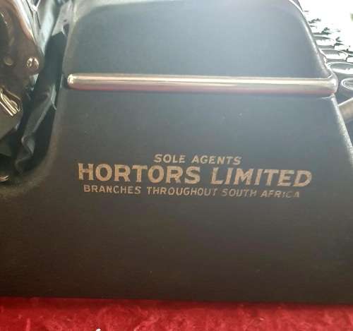 ANTIQUE 1938 UNDERWOOD UNIVERSAL TYPEWRITER WITH CASE. EXCEPTIONAL GOOD WORKING CONDITION !!