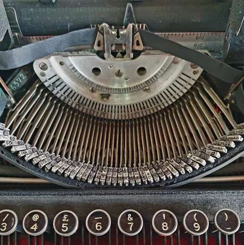 ANTIQUE 1938 UNDERWOOD UNIVERSAL TYPEWRITER WITH CASE. EXCEPTIONAL GOOD WORKING CONDITION !!