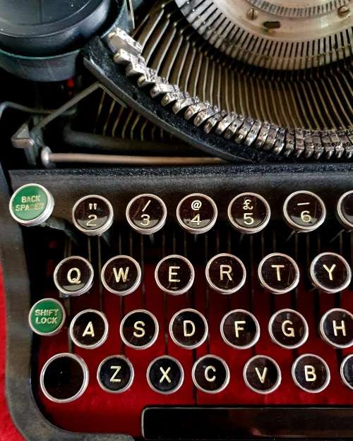 ANTIQUE 1938 UNDERWOOD UNIVERSAL TYPEWRITER WITH CASE. EXCEPTIONAL GOOD WORKING CONDITION !!