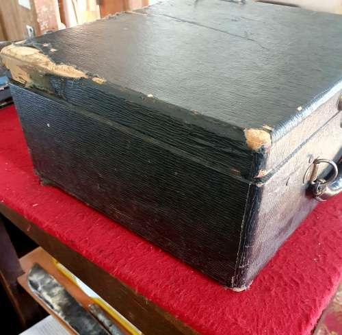 ANTIQUE 1938 UNDERWOOD UNIVERSAL TYPEWRITER WITH CASE. EXCEPTIONAL GOOD WORKING CONDITION !!