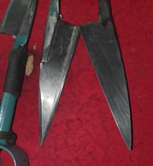2 X VINTAGE SHEEP SHEARS.  IDEAL FOR KNIFE MAKING !!BID PER SHEARS.
