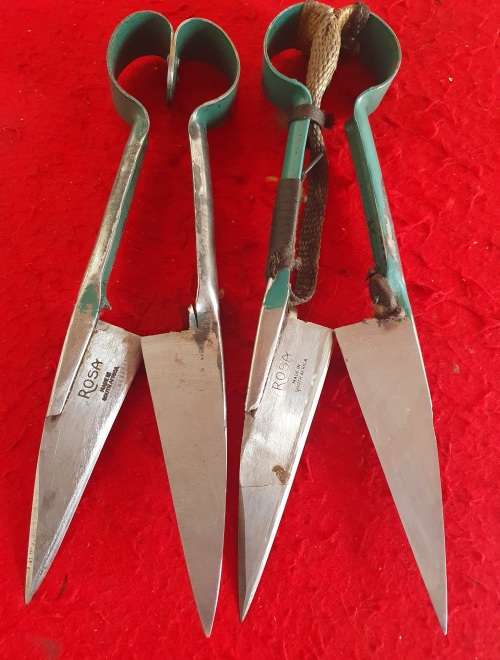 2 X VINTAGE SHEEP SHEARS.  IDEAL FOR KNIFE MAKING !!BID PER SHEARS.