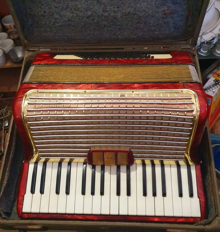 VINTAGE 1953 RED HOHNER ARIETTA IM PIANO ACCORDION WITH CARY CASE.