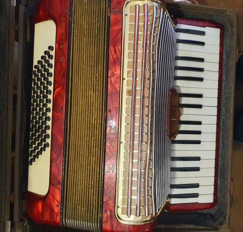 VINTAGE 1953 RED HOHNER ARIETTA IM PIANO ACCORDION WITH CARY CASE.