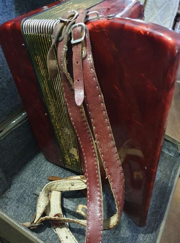 VINTAGE 1953 RED HOHNER ARIETTA IM PIANO ACCORDION WITH CARY CASE.
