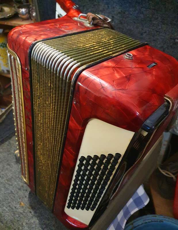 VINTAGE 1953 RED HOHNER ARIETTA IM PIANO ACCORDION WITH CARY CASE.