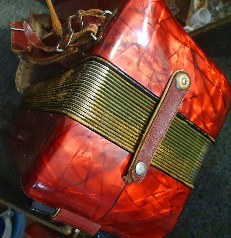 VINTAGE 1953 RED HOHNER ARIETTA IM PIANO ACCORDION WITH CARY CASE.