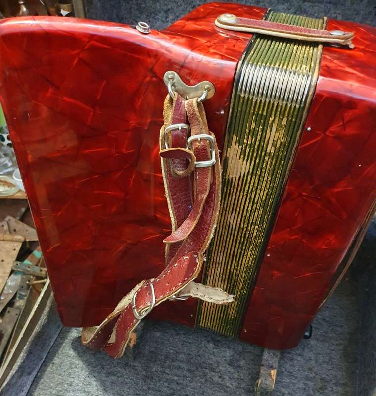 VINTAGE 1953 RED HOHNER ARIETTA IM PIANO ACCORDION WITH CARY CASE.