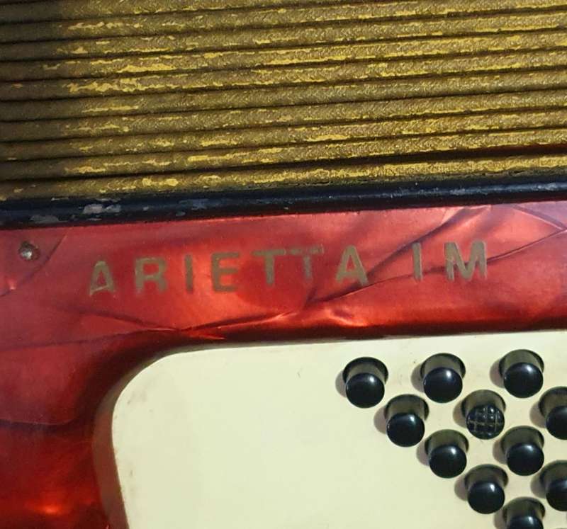 VINTAGE 1953 RED HOHNER ARIETTA IM PIANO ACCORDION WITH CARY CASE.