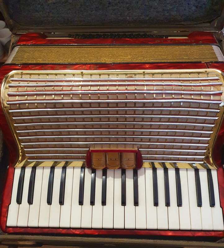 VINTAGE 1953 RED HOHNER ARIETTA IM PIANO ACCORDION WITH CARY CASE.