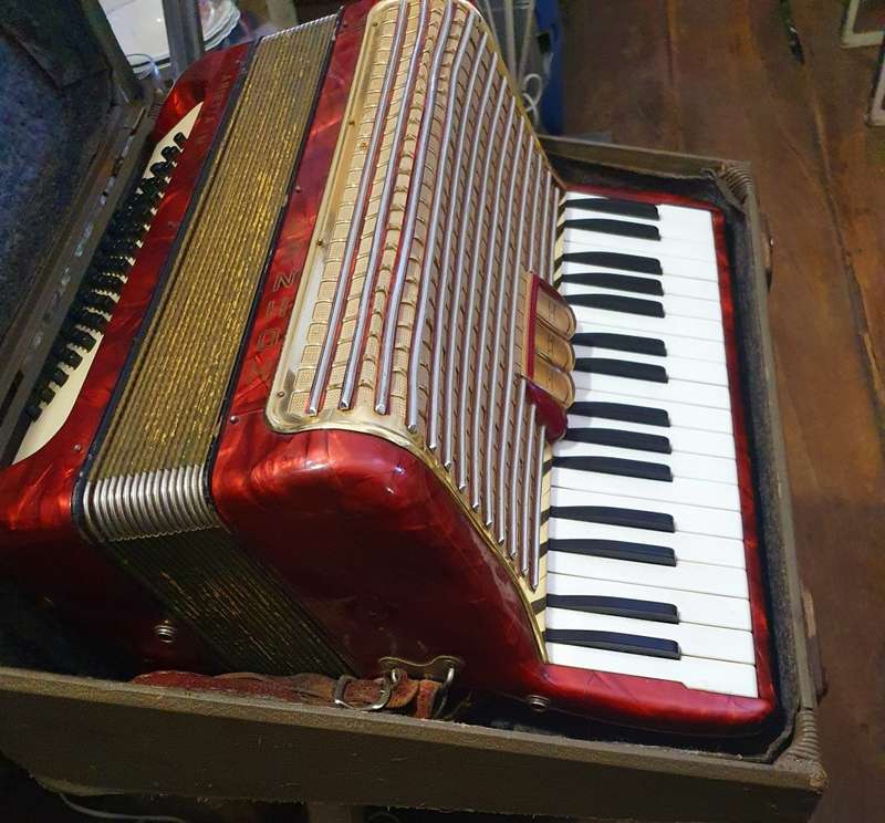 VINTAGE 1953 RED HOHNER ARIETTA IM PIANO ACCORDION WITH CARY CASE.