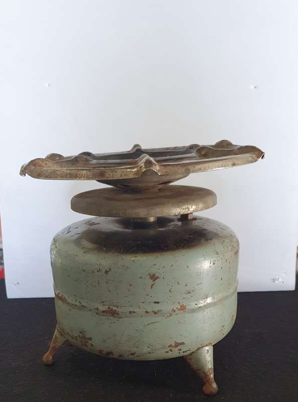 SCARCE VINTAGE CADAC 2LBS PROPANE BOTTLE ON LEGS WITH VALOR BURNER. USABLE !!