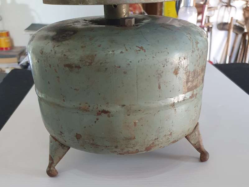 SCARCE VINTAGE CADAC 2LBS PROPANE BOTTLE ON LEGS WITH VALOR BURNER. USABLE !!