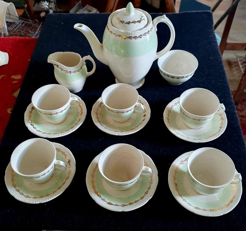VINTAGE ROYAL SWAN ENGLAND PORCELAIN TEA SET. 16PIECE COLLECTION .