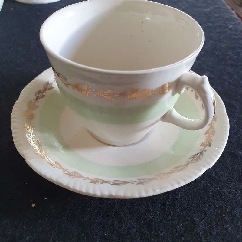 VINTAGE ROYAL SWAN ENGLAND PORCELAIN TEA SET. 16PIECE COLLECTION .