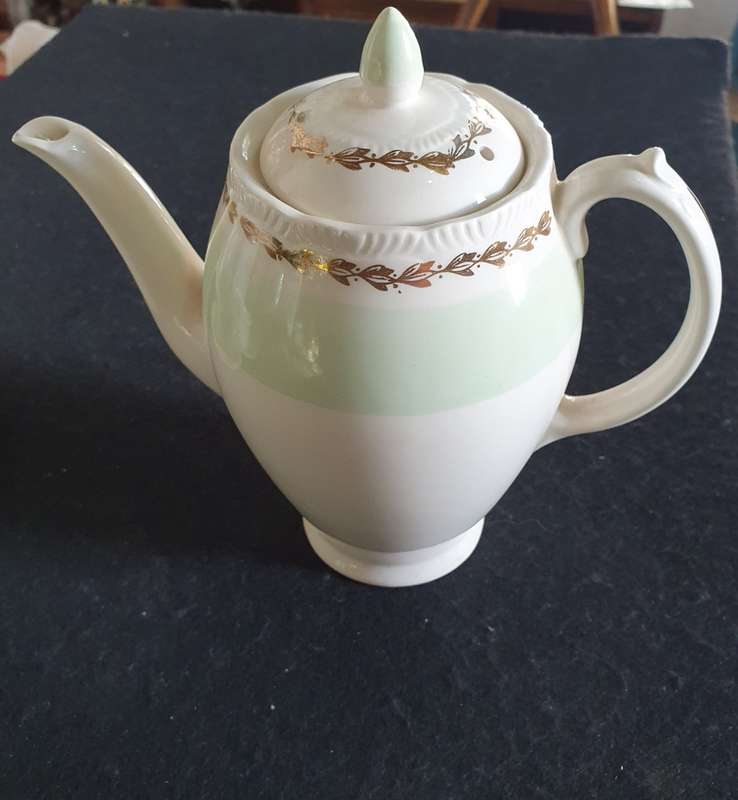 VINTAGE ROYAL SWAN ENGLAND PORCELAIN TEA SET. 16PIECE COLLECTION .