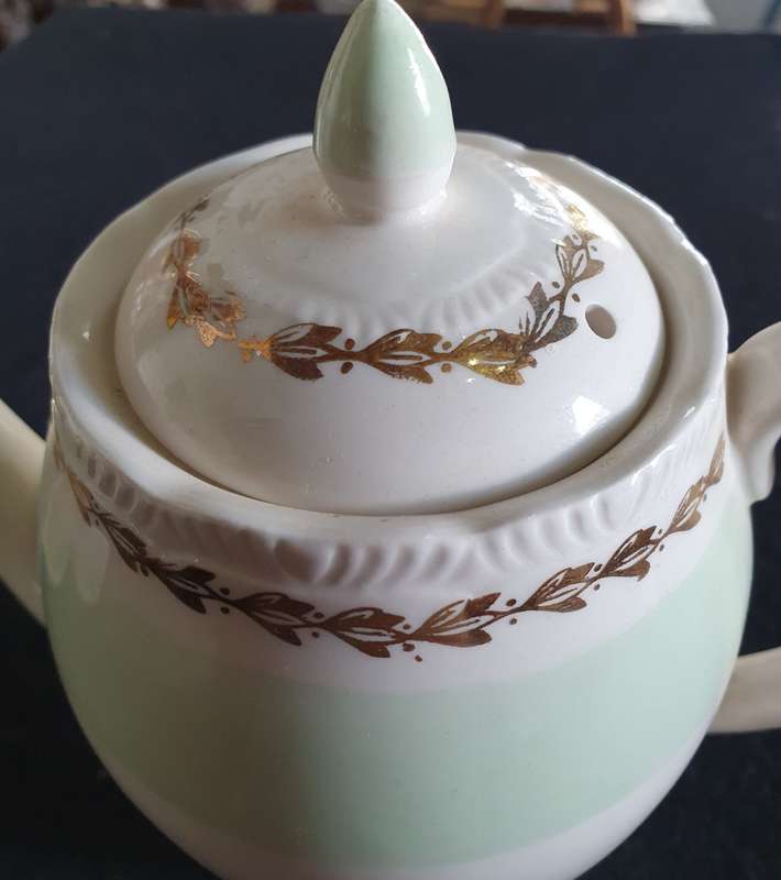 VINTAGE ROYAL SWAN ENGLAND PORCELAIN TEA SET. 16PIECE COLLECTION .
