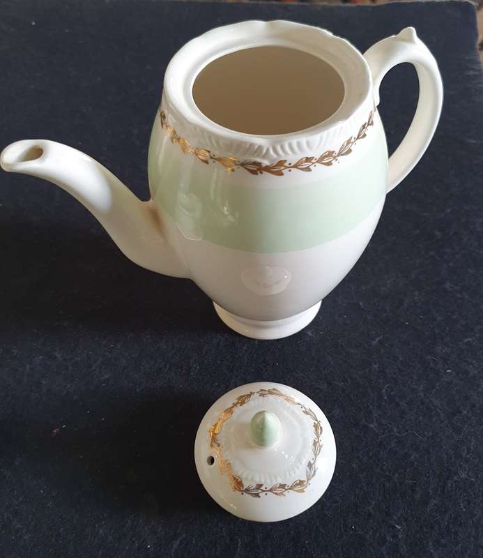 VINTAGE ROYAL SWAN ENGLAND PORCELAIN TEA SET. 16PIECE COLLECTION .