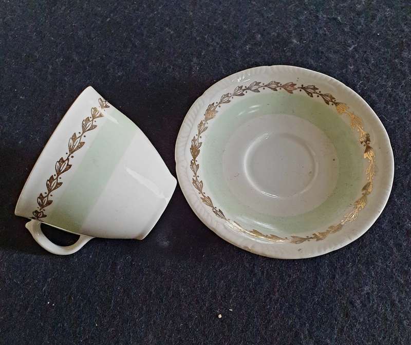 VINTAGE ROYAL SWAN ENGLAND PORCELAIN TEA SET. 16PIECE COLLECTION .