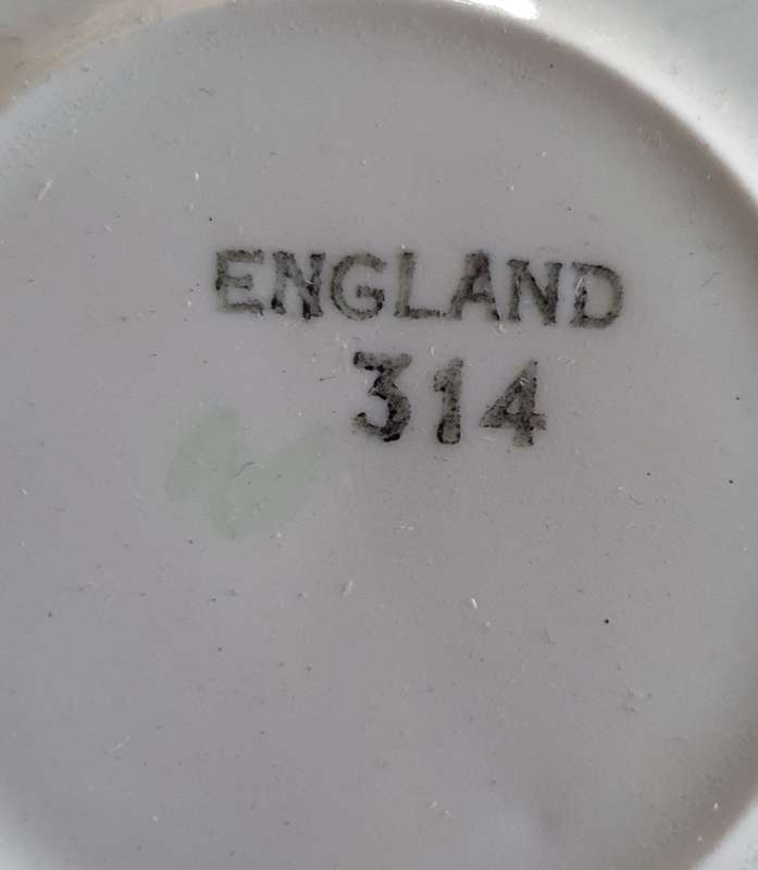 VINTAGE ROYAL SWAN ENGLAND PORCELAIN TEA SET. 16PIECE COLLECTION .