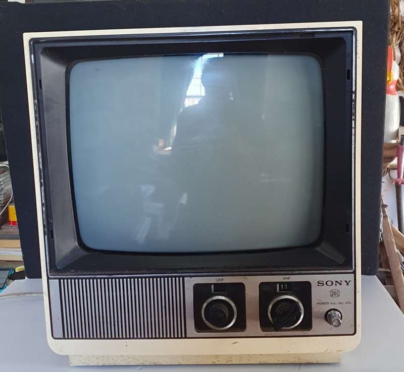 1960s SONY B&W PORTABLE TV. 12V, 220V,250V. MODEL P1400.