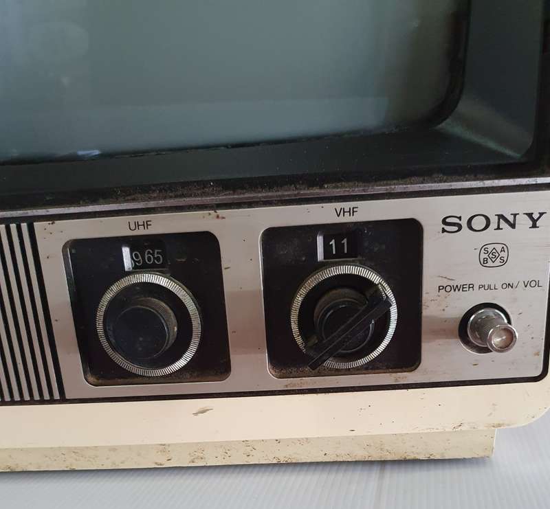 1960s SONY B&W PORTABLE TV. 12V, 220V,250V. MODEL P1400.