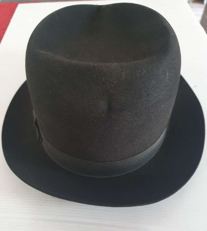 Vintage 1930s black Battersby London pure wool felt mens hat .