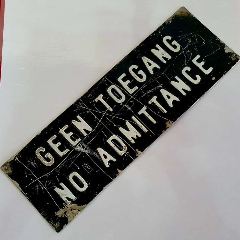 VINTAGE THICK HEAVY METAL SIGHN. GEEN TOEGANG. 39CM X 14CM. 90 X LOTS MORE SAME AUCTION !!