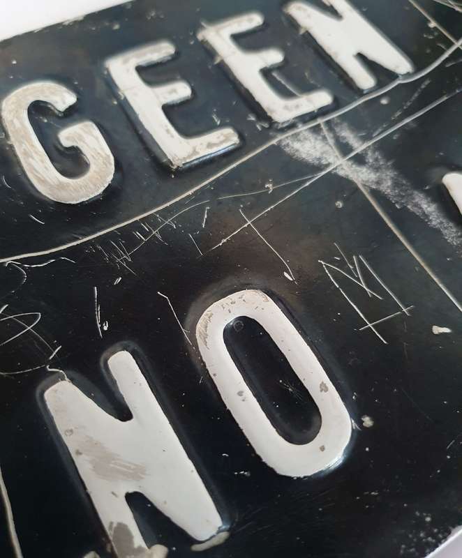 VINTAGE THICK HEAVY METAL SIGHN. GEEN TOEGANG. 39CM X 14CM. 90 X LOTS MORE SAME AUCTION !!