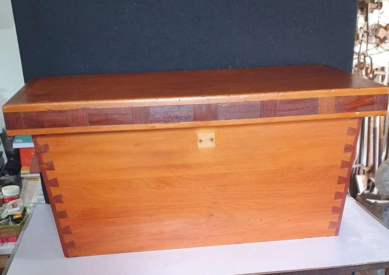 ANTIQUE SOLID YELLOW WOOD BIG HARBERDASHERY KIST. 52CM LONG . REMOVABLE SHELF
