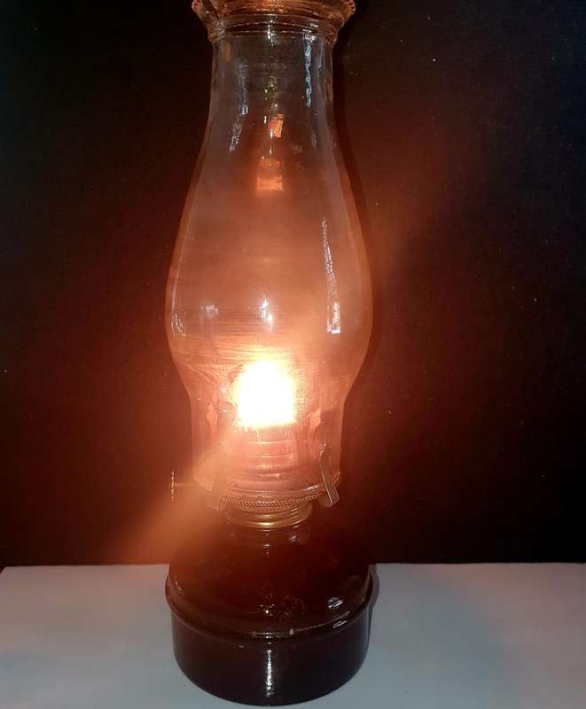 ANTIQUE DARK AMBER PARAFFIN LAMP. 30CM HIGH. STUNNING DETAIL !!