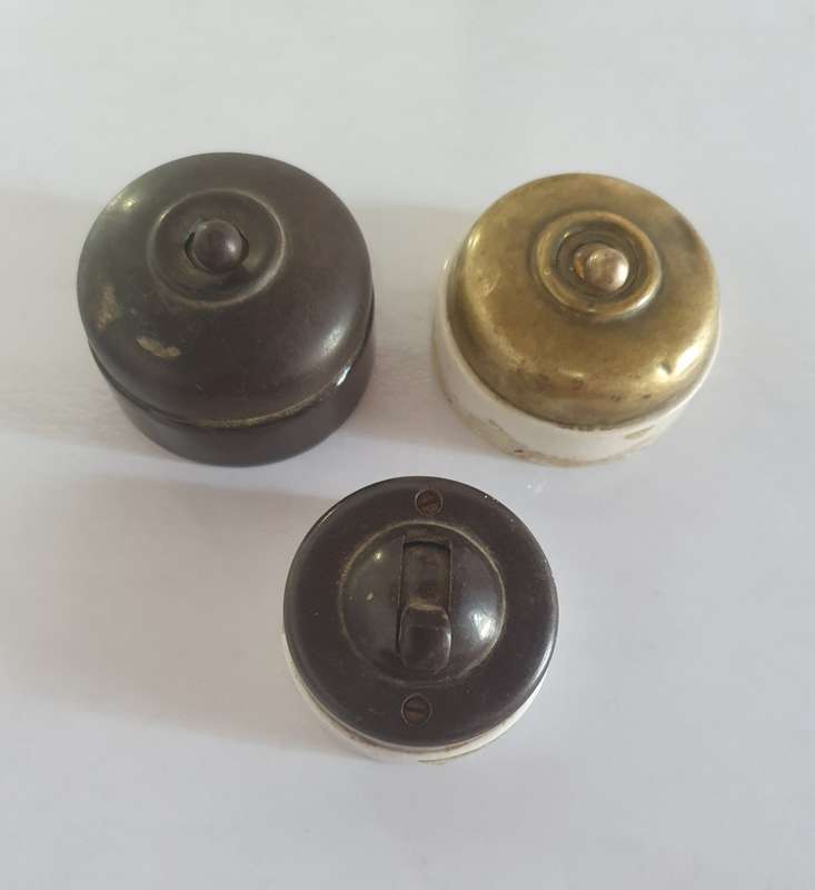 3 X ANTIQUE LIGHT SWITCHES. 1 X BRASS AND PORCELAIN 2 X BAKELITE AND PORCELIAN. ONE BID FOR ALL.