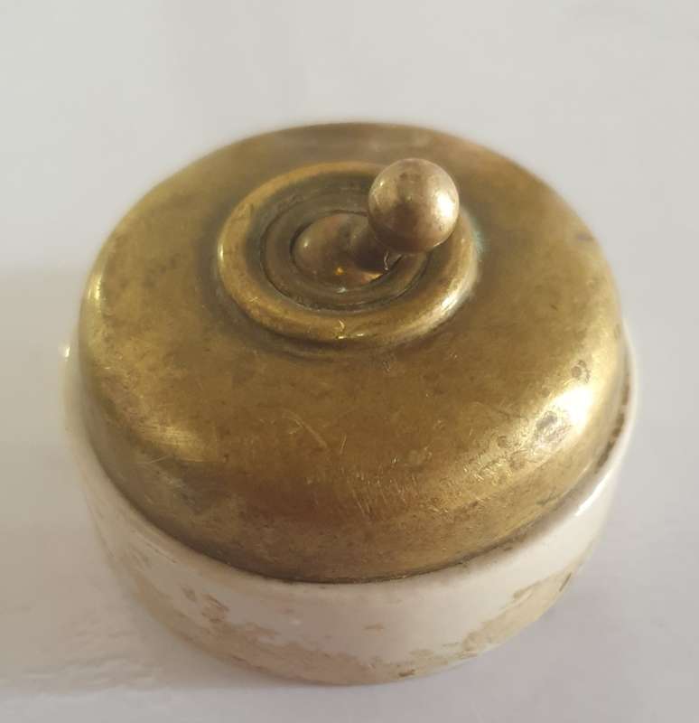 3 X ANTIQUE LIGHT SWITCHES. 1 X BRASS AND PORCELAIN 2 X BAKELITE AND PORCELIAN. ONE BID FOR ALL.