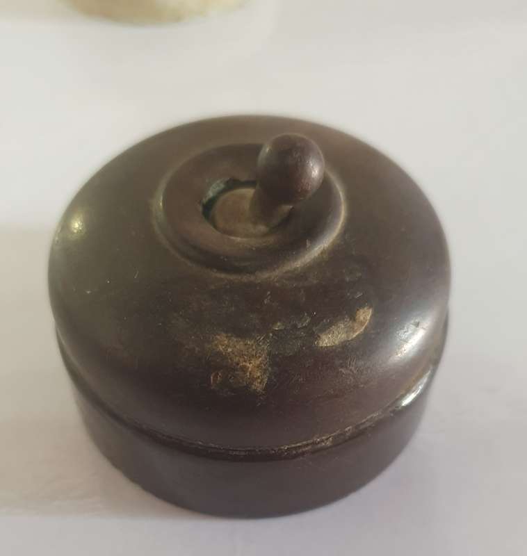 3 X ANTIQUE LIGHT SWITCHES. 1 X BRASS AND PORCELAIN 2 X BAKELITE AND PORCELIAN. ONE BID FOR ALL.