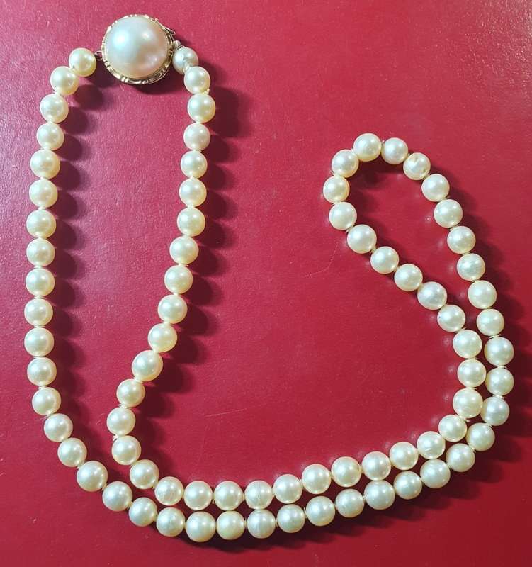 ANTIQUE AKOYA PEARL NECKLACE WITH BIG 14CT GOLD CLASP. 55CM LONG.