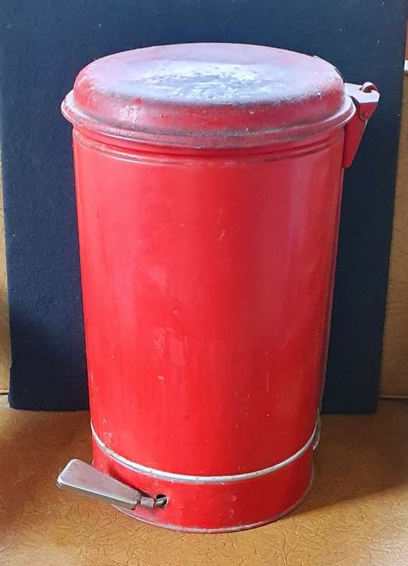 VINTAGE KROST STEELWARE METAL PEDAL KITCHEN DUSTBIN . 42CM HIGH