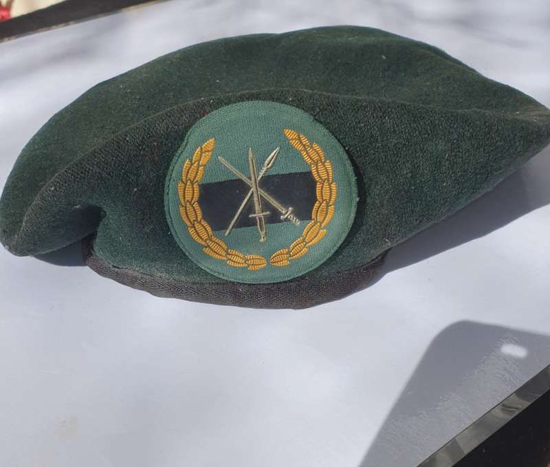3 SAI BERET AND BADGE.  SIZE 59.
