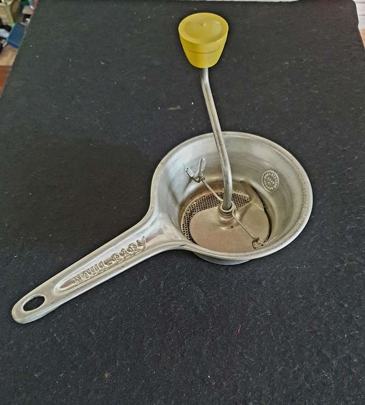 VINTAGE 1960s MOULI BABY FOOD BLENDER. BREVETE. FRANCE. AS GOOD AS NEW !!25cm long.