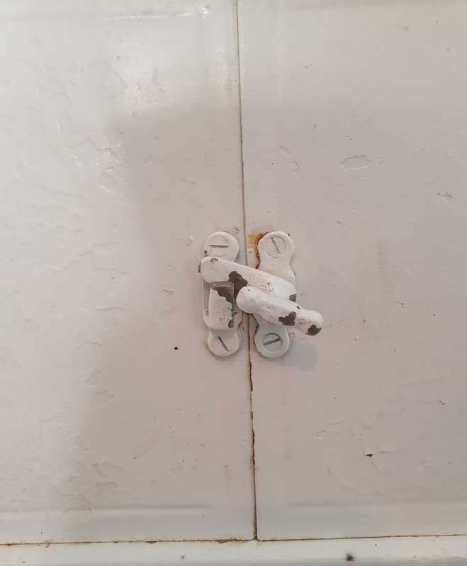 ANTIQUE 2 DOOR METAL BATHROOM CABINET WITH BEVELLED MIRROR. WALL MOUNT.